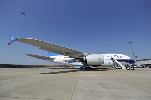 南航空客A380抵达广州白云机场