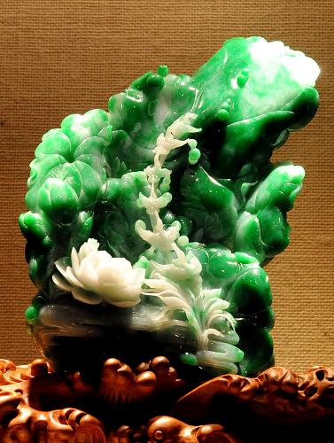 四会市汇玉堂国际玉文化博物馆里展示的翡翠珍品《一路连发》(12月16