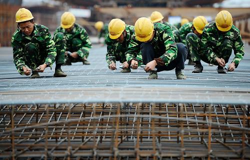 成渝铁路客运专线加紧建设 11月3日,在位于四川省内江市的中交二航局东兴制梁场,施工人员在为成渝铁路客运专线建设的桥梁上绑扎钢筋。 作为我国中长期铁路网规划“四纵四横”铁路快速客运网中“沪汉蓉快速客运通道”重要组成部分,成渝铁路客运专线目前正在加紧建设,全线进入架梁阶段,预计将于2015年3月开通运营。 据悉,成渝铁路客运专线西起成都东客站,向东途经简阳、资阳、资中、内江、隆昌后进入重庆境内,后经荣昌、大足、永川、璧山、沙坪坝后,抵达终点站重庆站。线路全长308公里,其中四川境内185公里,重庆境内123公里。成渝铁路客运专线建成后,将在成渝地区构建一个现代化的快速客运网,在成渝间形成“1小时交通圈”。 新华社发(薛玉斌 摄)
