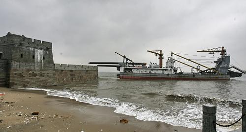 河北秦皇岛遭遇大风降雨 15艘轮船走锚