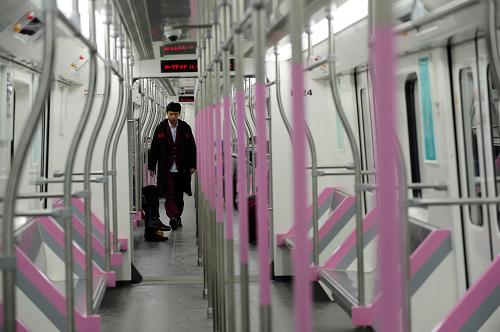 中国首条穿越长江的地铁将于月底通车试运营