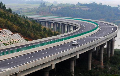 广西 高速公路/2012年12月31日，在广西钦崇高速公路上思县路段，车辆行驶在...