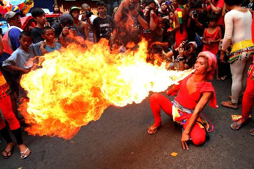 2月10日,菲律宾首都马尼拉中国城上演喷火杂