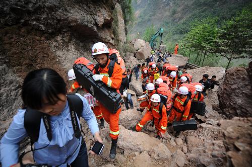 因受地震影响,从四川省雅安市芦山县通往重灾