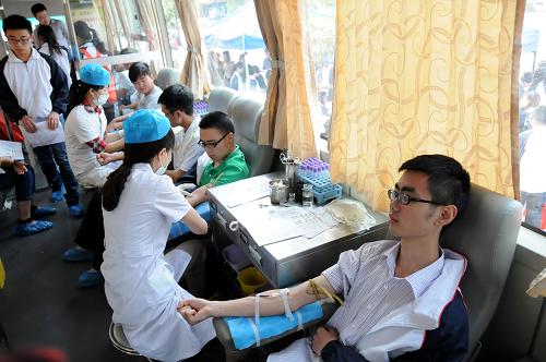 川北医学院学生集体为地震灾区献血