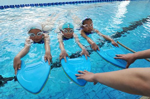 学生免费学游泳 提高自护自救能力