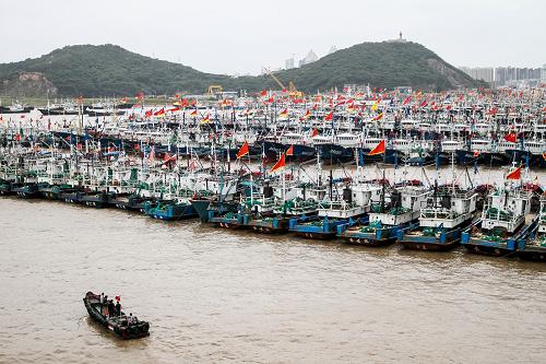 中央气象台发布台风红色预警 浙江沿海做好防台风准备 10月5日,浙江省舟山市沈家门中心渔港停满了回港避风的渔船。 中央气象台当日发布台风红色警报:今年第23号强台风“菲特”将于5日下午到夜间进入东海东南部海面,以后逐渐向浙闽沿海靠近,并将于6日晚上到7日上午在浙江中部到福建北部沿海登陆。受“菲特”和冷空气的共同影响,5日8时至6日8时,东海大部海域、浙江沿海及杭州湾将有7至9级大风,其中台湾以东洋面和东海东南部的部分海域风力有10至12级。 浙江省舟山市边防、渔政、海事等部门紧急组织人员深入港口、码头一线,引导船舶有序停靠,协助渔民做好各项防台风准备工作。 新华社记者徐昱摄