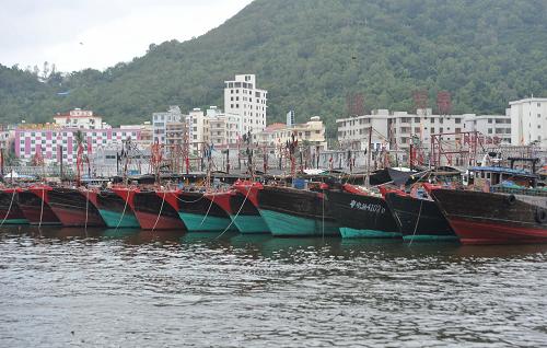 强台风海燕即将来袭 海南渔船回港避风