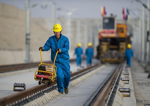 新疆首条高速铁路铺轨完工