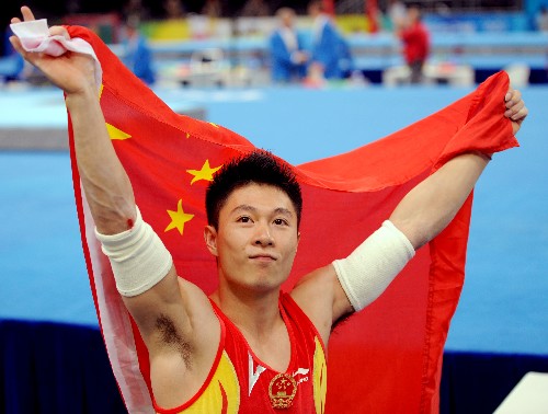 中国选手李小鹏夺得北京奥运会体操男子双杠金