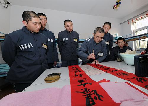 北京市监狱组织特色活动迎春节 2月14日,一位服刑人员在写春联。 当日是农历正月初一,北京市监狱组织服刑人员看电影、猜灯谜、写春联,并为他们举办棋艺大赛、卡拉OK演唱会、心理健康教育等多种特色活动,让服刑人员度过一个快乐、温暖的春节。 在卡拉OK演唱会上,一首男声独唱《母亲》让不少服刑人员悄悄低下了头。“这个人给了我生命,给我一个家……到什么时候都离不开咱的娘……”朴实的歌词和服刑人员动情的演唱打动了现场所有的人。 在“心理健康教育工作”中,工作人员评估服刑人员节日期间特殊心理状况,有针对性地组织开展“个人心理减压”“团体心理辅导”“心理援助热线”等特色心理咨询活动,使服刑人员受教育率达到100%。 新华社记者 何俊昌 摄