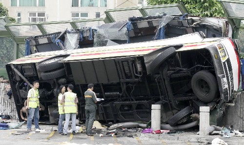 香港发生旅游大巴翻车事故 已至少造成17人死
