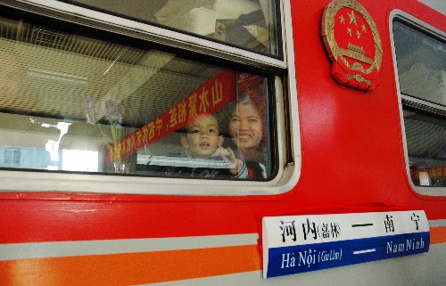 广西南宁至越南首都河内的国际列车1日正式通