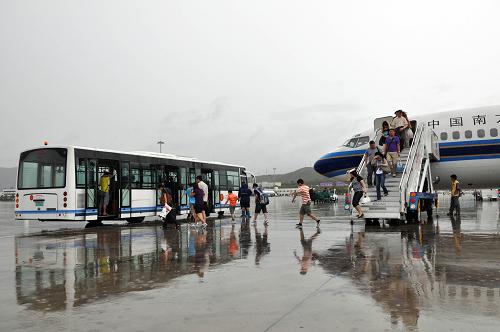 三亚积极开展台风后救灾工作 凤凰机场已恢复
