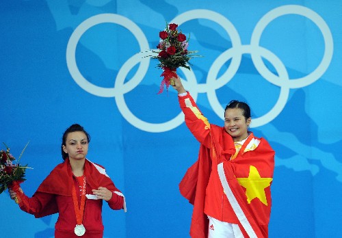 陈燮霞为中国代表团夺得首枚金牌并破奥运会纪