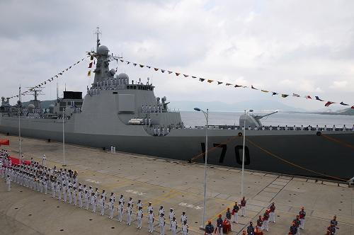 4月28日,海军欢迎仪式在三亚某军港举行。当日,中国海军首批护航编队的“武汉”号导弹驱逐舰、“海口”号导弹驱逐舰,圆满完成护航任务后,顺利返回海南三亚。新华社记者 朱鸿亮 摄