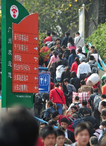农民工大批返粤 2月4日,刚下火车的外省农民工走向汽车站坐车前往广东省各地。 近日,大批外省农民工陆续返粤。据广东省就业服务管理局提供的数字,截至2月2日,节后已有315万外省农民工入粤,预计节后入粤外省农民工将达到970万左右。 新华社记者卢汉欣摄