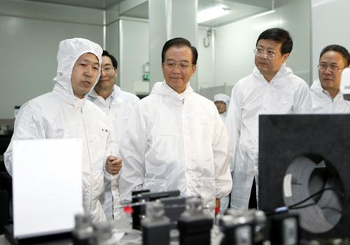 9月14日,中共中央政治局常委、国务院总理温家宝应邀到清华大学看望师生,并在学校大礼堂发表演讲。这是温家宝在机械工程学院精密仪器系IC装备重大专项实验室考察。新华社记者 鞠鹏 摄