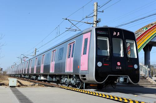 首列北京地铁14号线A型地铁车辆在青岛下线