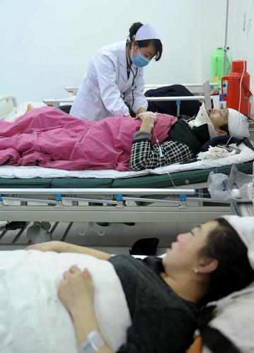 甘肃宁县车祸遇难人数升至18人 救治工作紧张