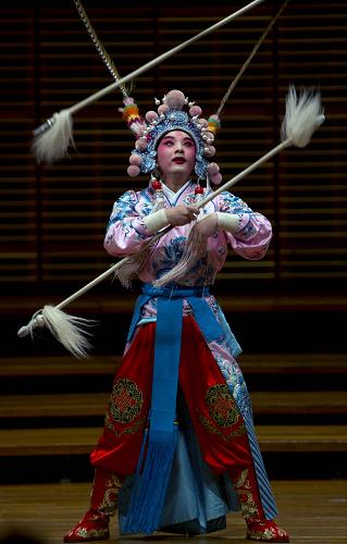 澳大利亚中国艺术节在悉尼开幕 12月2日,中国陕西小梅花秦腔团演员在澳大利亚悉尼大学音乐学院举行的澳大利亚中国艺术节上表演。 当天,为庆祝澳大利亚和中国建交40周年,澳大利亚中国艺术节在悉尼举行,中国陕西小梅花秦腔团为观众表演了《三岔口》《猴王戏妖》等折子戏以及中国民乐板胡和唢呐演奏。 新华社记者金林鹏摄