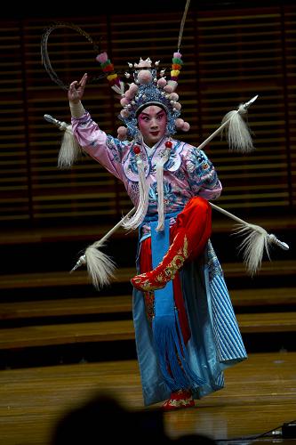澳大利亚中国艺术节在悉尼开幕 12月2日,中国陕西小梅花秦腔团演员在澳大利亚悉尼大学音乐学院举行的澳大利亚中国艺术节上表演。 当天,为庆祝澳大利亚和中国建交40周年,澳大利亚中国艺术节在悉尼举行,中国陕西小梅花秦腔团为观众表演了《三岔口》《猴王戏妖》等折子戏以及中国民乐板胡和唢呐演奏。 新华社记者金林鹏摄