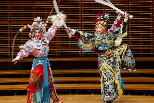 澳大利亚中国艺术节在悉尼开幕 12月2日,中国陕西小梅花秦腔团演员在澳大利亚悉尼大学音乐学院举行的澳大利亚中国艺术节上表演。 当天,为庆祝澳大利亚和中国建交40周年,澳大利亚中国艺术节在悉尼举行,中国陕西小梅花秦腔团为观众表演了《三岔口》《猴王戏妖》等折子戏以及中国民乐板胡和唢呐演奏。 新华社记者金林鹏摄
