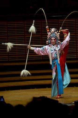 澳大利亚中国艺术节在悉尼开幕 12月2日,中国陕西小梅花秦腔团演员在澳大利亚悉尼大学音乐学院举行的澳大利亚中国艺术节上表演。 当天,为庆祝澳大利亚和中国建交40周年,澳大利亚中国艺术节在悉尼举行,中国陕西小梅花秦腔团为观众表演了《三岔口》《猴王戏妖》等折子戏以及中国民乐板胡和唢呐演奏。 新华社记者金林鹏摄