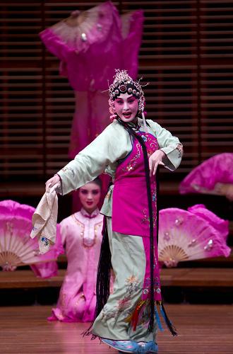 澳大利亚中国艺术节在悉尼开幕 12月2日,中国陕西小梅花秦腔团演员在澳大利亚悉尼大学音乐学院举行的澳大利亚中国艺术节上表演。 当天,为庆祝澳大利亚和中国建交40周年,澳大利亚中国艺术节在悉尼举行,中国陕西小梅花秦腔团为观众表演了《三岔口》《猴王戏妖》等折子戏以及中国民乐板胡和唢呐演奏。 新华社记者金林鹏摄