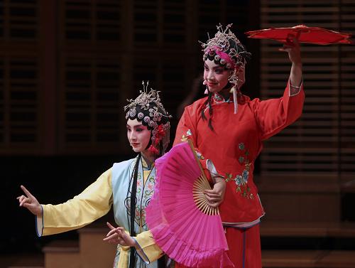 澳大利亚中国艺术节在悉尼开幕 12月2日,中国陕西小梅花秦腔团演员在澳大利亚悉尼大学音乐学院举行的澳大利亚中国艺术节上表演。 当天,为庆祝澳大利亚和中国建交40周年,澳大利亚中国艺术节在悉尼举行,中国陕西小梅花秦腔团为观众表演了《三岔口》《猴王戏妖》等折子戏以及中国民乐板胡和唢呐演奏。 新华社记者金林鹏摄