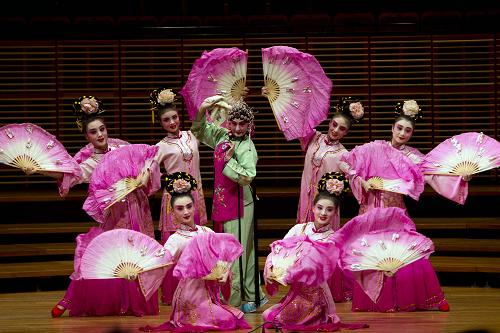 澳大利亚中国艺术节在悉尼开幕 12月2日,中国陕西小梅花秦腔团演员在澳大利亚悉尼大学音乐学院举行的澳大利亚中国艺术节上表演。 当天,为庆祝澳大利亚和中国建交40周年,澳大利亚中国艺术节在悉尼举行,中国陕西小梅花秦腔团为观众表演了《三岔口》《猴王戏妖》等折子戏以及中国民乐板胡和唢呐演奏。 新华社记者金林鹏摄