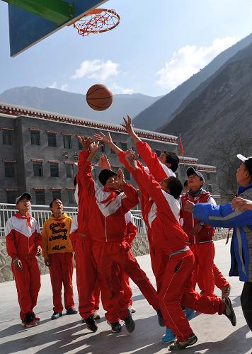 梅里雪山脚下藏族小学生的快乐生活