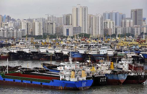 大批轮船停靠在海口市新港码头避风