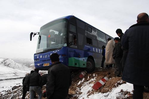 214国道大巴车发生侧滑 41名乘客被困风雪中