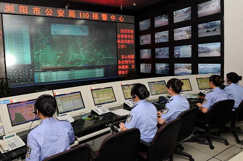 5月7日,浏阳市公安局110接警中心的工作人员在工作.