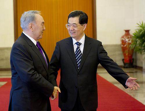 胡锦涛主持仪式欢迎哈萨克斯坦总统