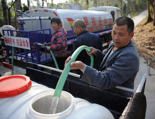 河南洛阳:多种手段抗旱 保证人畜饮水