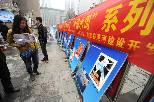 3月22日,市民在活动现场参观大学生节水主题海报展。新华社记者 沈鹏 摄