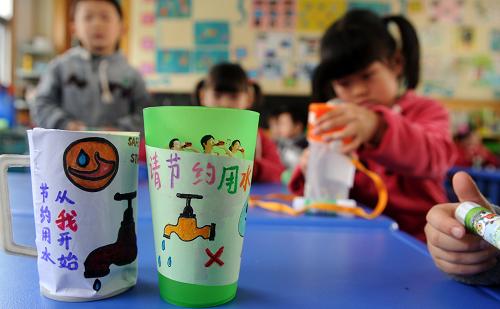 3月22日,西园新村幼儿园的小朋友在制作节水标签。当日是世界水日,合肥市三里庵街道竹荫里社区在西园新村幼儿园开展“节约用水从我做起”宣传活动。小朋友们在老师的指导下制作了节水小标签并贴在自己的小水杯上,提醒自己在生活中节约用水,保护水资源。新华社记者 刘军喜 摄