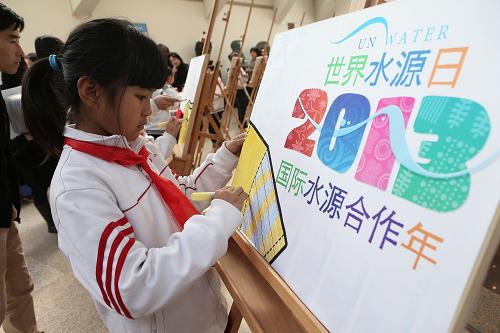 3月22日,活动现场小学生创作“水足迹”绘画拼图。当日是第二十一个世界水日,由联合国教科文组织驻华代表处、联合国教科文组织国际水文计划中国国家委员会、北京金台艺术馆等机构共同主办的“世界水源日”2013联合国国际水源合作年启动仪式在北京金台艺术馆举行。启动仪式上,来自北京市的60名学生代表共同绘画并搭建“水足迹”拼图。“水足迹”拼图由35块画板组成,上面绘制有人们生活中涉及的物品及生产这些物品所消耗的水量,让公众加深对“水足迹”知识的认识,并通过科技与文化的结合,以跨领域合作的形式向公众和青少年传递“爱水理念”及“节水方式”。2010年12月,联合国大会宣布2013年为联合国“国际水源合作年”并由联合国教科文组织领导该项目。新华社发(李方宇 摄)