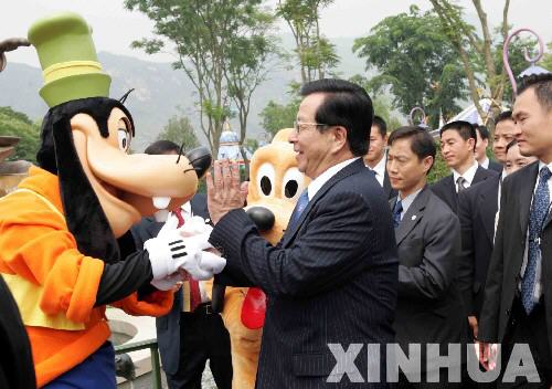 国家副主席曾庆红出席香港迪斯尼乐园开幕仪式