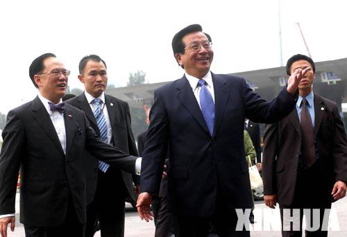 国家副主席曾庆红抵达香港 受到热烈欢迎