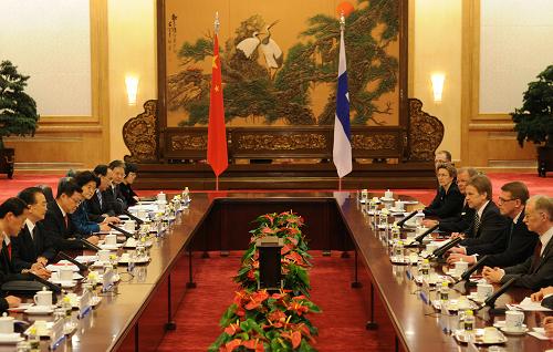 4月21日,国务院总理温家宝在北京人民大会堂与芬兰总理万哈宁举行会谈。 新华社记者 李学仁 摄