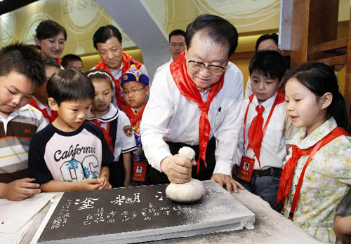 胡锦涛等与少年儿童参加 体验科学 快乐成长 活