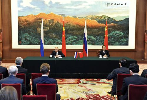 10月13日,国务院总理温家宝与俄罗斯总理普京在北京人民大会堂共同会见记者。新华社记者 谢环驰 摄