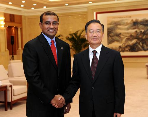 9月27日,中国国务院总理温家宝在天津会见来华出席夏季达沃斯论坛的圭亚那总统贾格德奥。新华社记者 饶爱民 摄