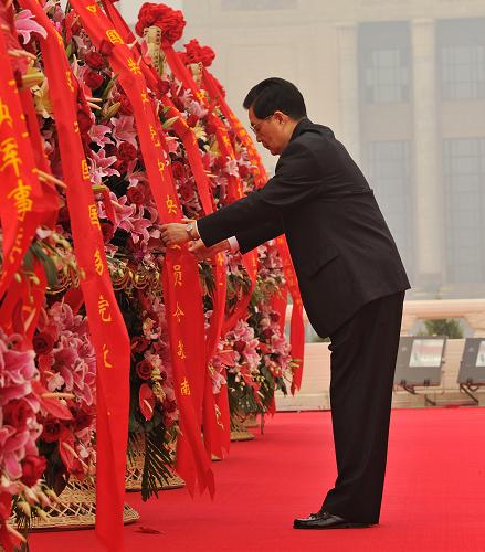 10月1日上午,党和国家领导人胡锦涛、温家宝、贾庆林、李长春、习近平、李克强、贺国强、周永康等来到天安门广场,出席首都各界向人民英雄纪念碑敬献花篮仪式。这是胡锦涛仔细整理花篮上的红色缎带。新华社发