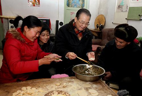 温家宝在山东了解旱情并与基层干部群众共度春