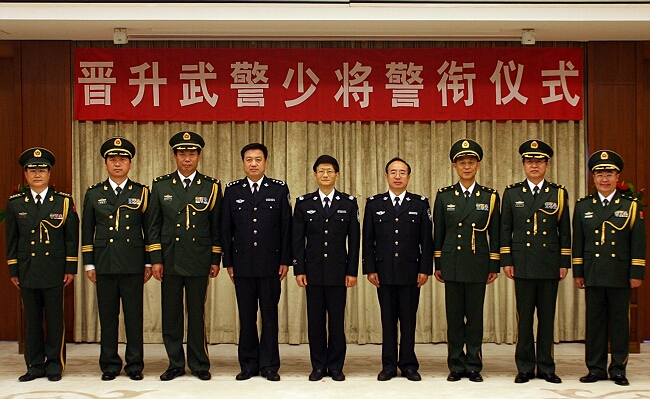国务委员,公安部党委书记,部长孟建柱分别向公安部警卫局副局长张智文