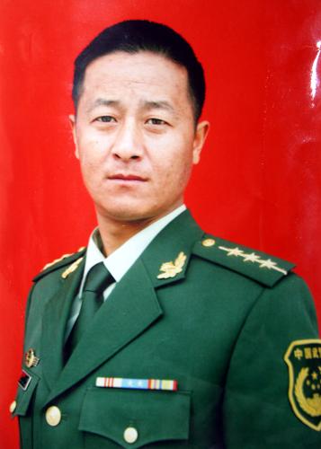 年仅31岁的武警新疆总队乌鲁木齐支队十二中队中队长万金刚,在处置